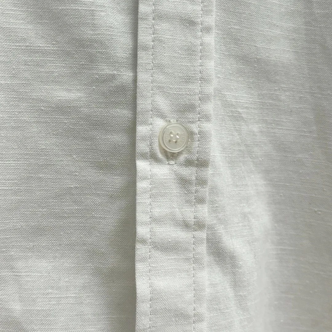 🅿️220 Ralph Lauren/Ralph Lauren early autumn linen embroidered shirt is made of custom-made natural plant fiber linen fabric with a unique bamboo texture. It has a simple and simple beauty. It has a loose fit and a three-dimensional upper body. The lines are smooth and natural. From the shoulder line to the waist line to the hem, the line transition is smooth. There are no unnecessary folds or accumulation. The whole body is neat and stretched. The chest is embellished with the iconic pony embroidery. Simple but highly recognizable. The color transition of the embroidery thread is natural. The stitches are even and uniform in size. The stitches can also connect naturally and the lines are smooth and not stiff. Size: S M L XL